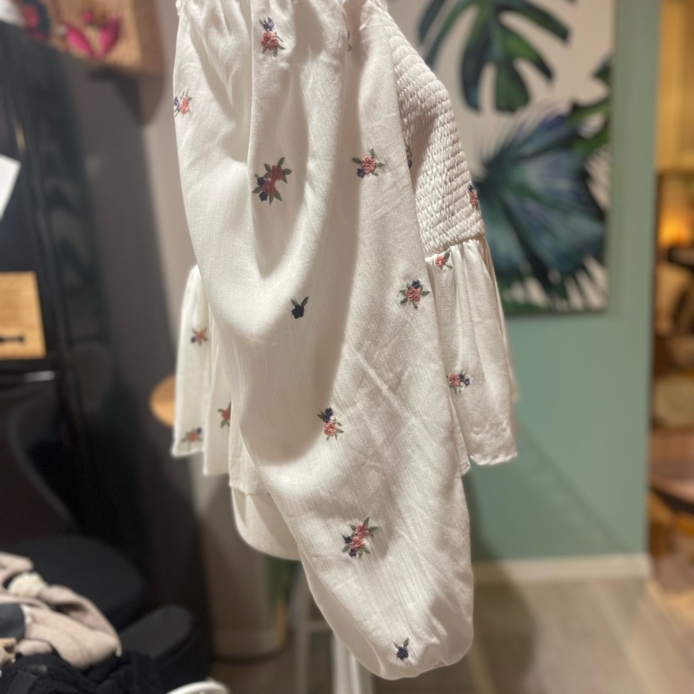 ❣️💕Torrid White Floral Smocked Blouse💗🌹 - Picture 5 of 9